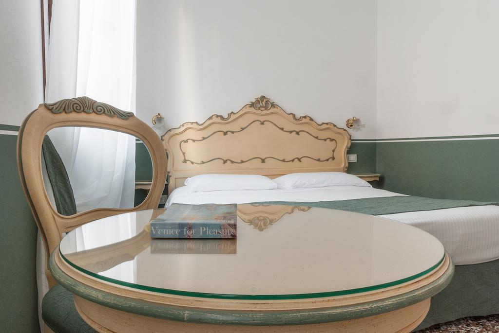 Ca' San Trovaso - 6 Rooms Venedig Exteriör bild